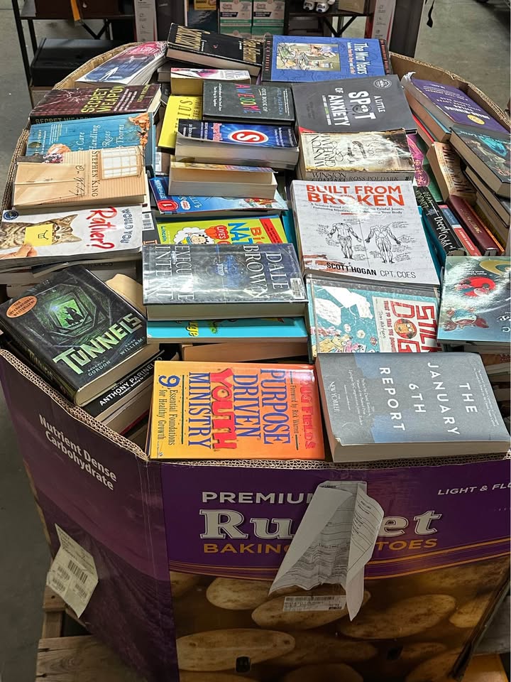 Pallet of Books - Image 4